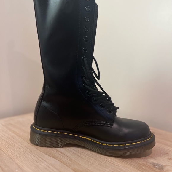 Dr. Martens boots 7US 4UK - Picture 2 of 5
